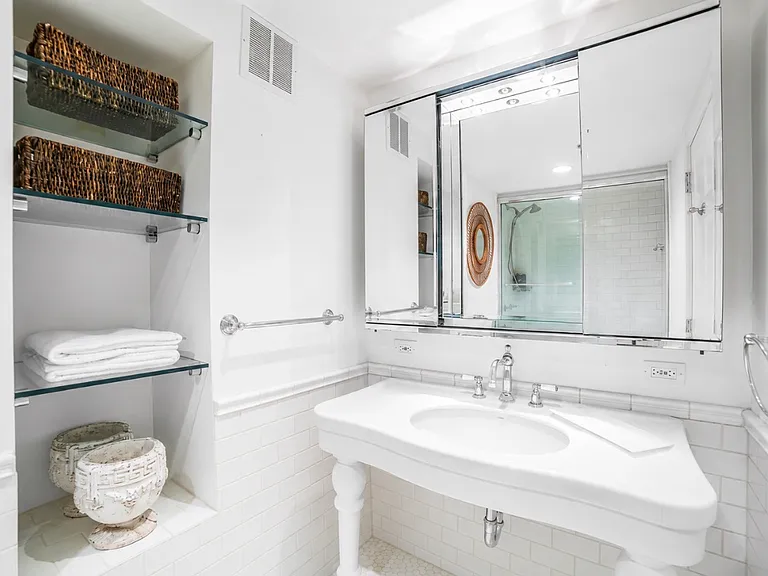 100 E Huron St #3504 — Photo 23