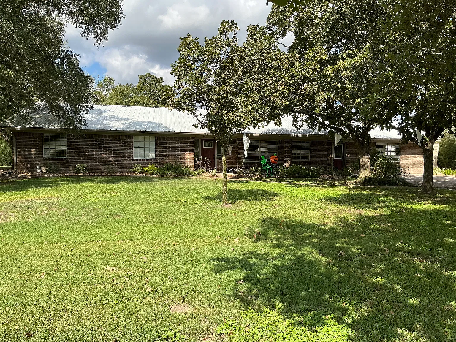 3 bed, 2.5 bath, 2400 sqft, $2,800 — Photo 1