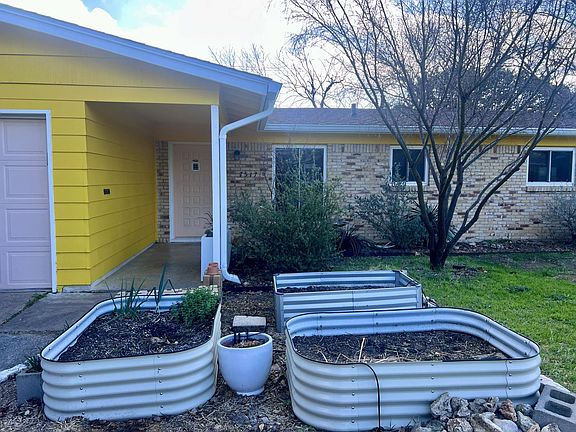 garden beds out front with irrigation/sprayers (just hook up the hose!)