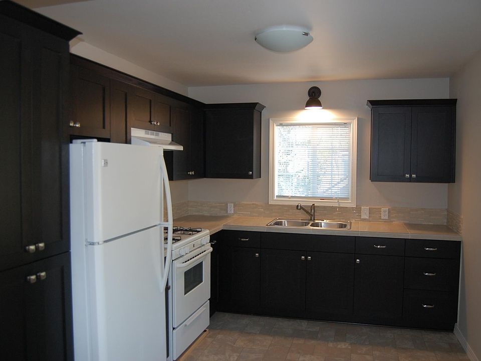 Great kitchen with newer cabinetry and appliances