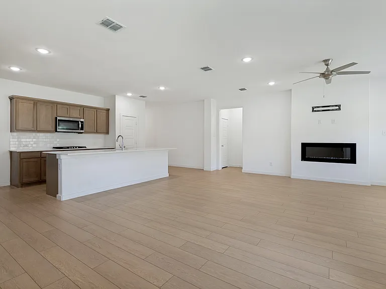 1806 Balfour Bnd — Photo 2
