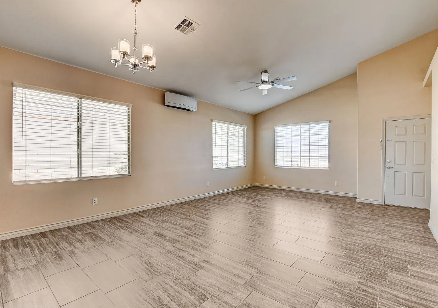Stunning Modern 3 Bedroom Oasis w/ Vaulted Ceilings, Large Pet Friendly Backyard & NO HOA! — Photo 3
