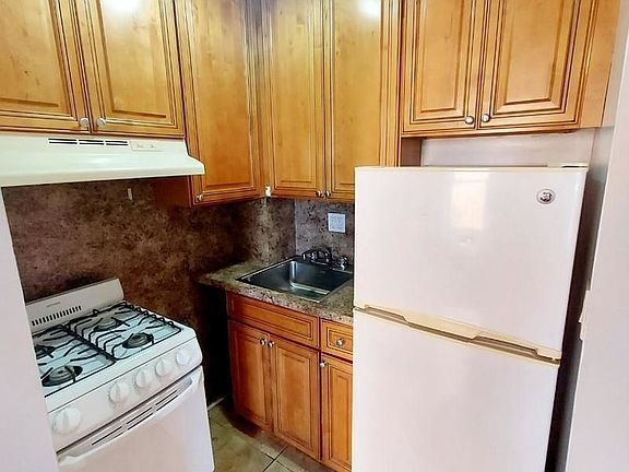 2nd image of 546 W 50th St APT 5FE