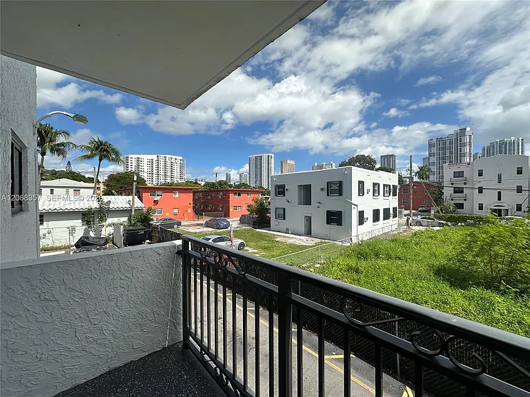 529 SW 4th St #303 — Photo 18