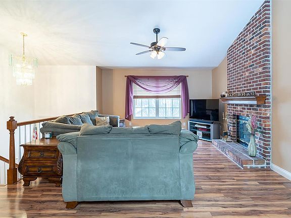 2nd image of 1794 Primrose Ln