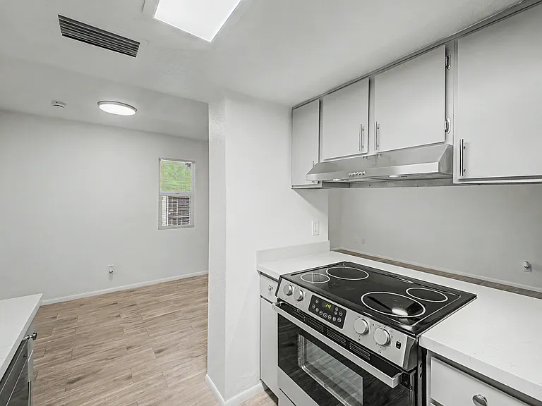 5984 N 48th Ave — Photo 11
