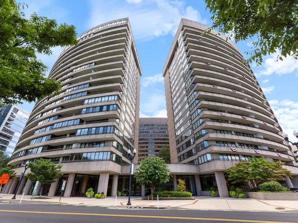 1300 Crystal Dr, Arlington, VA