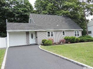 31 Falcon Ln, Levittown, NY 11756