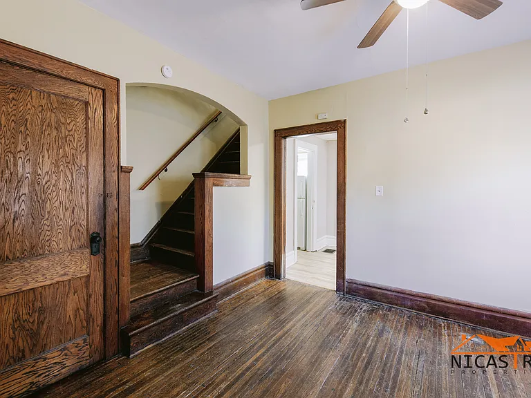 1638 Indianola Ave — Photo 3