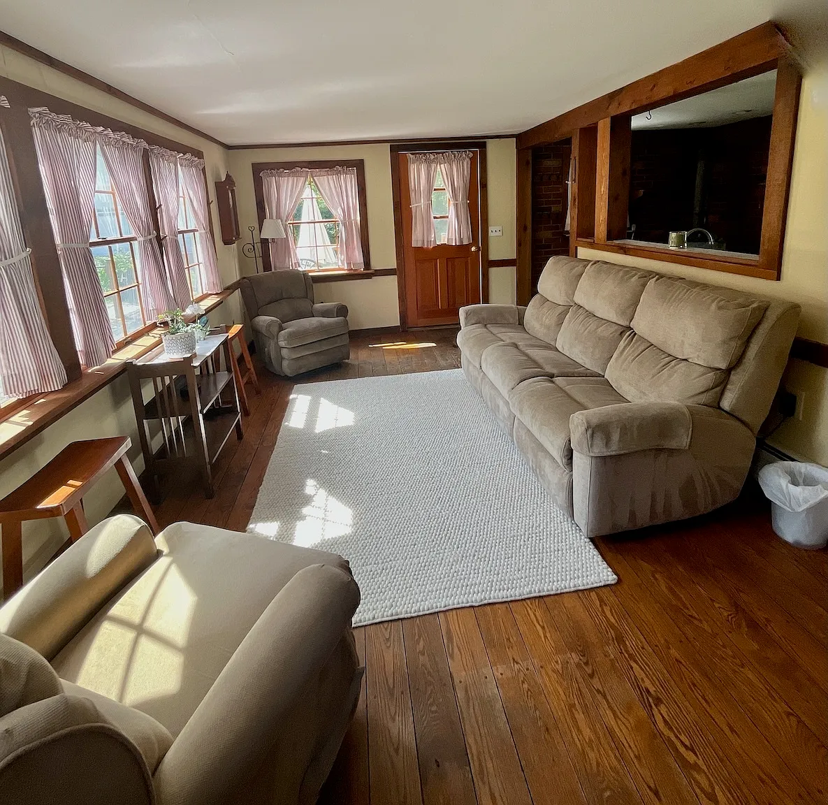 4 bed, 1.5 bath, 1661 sqft, $3,700 — Photo 4