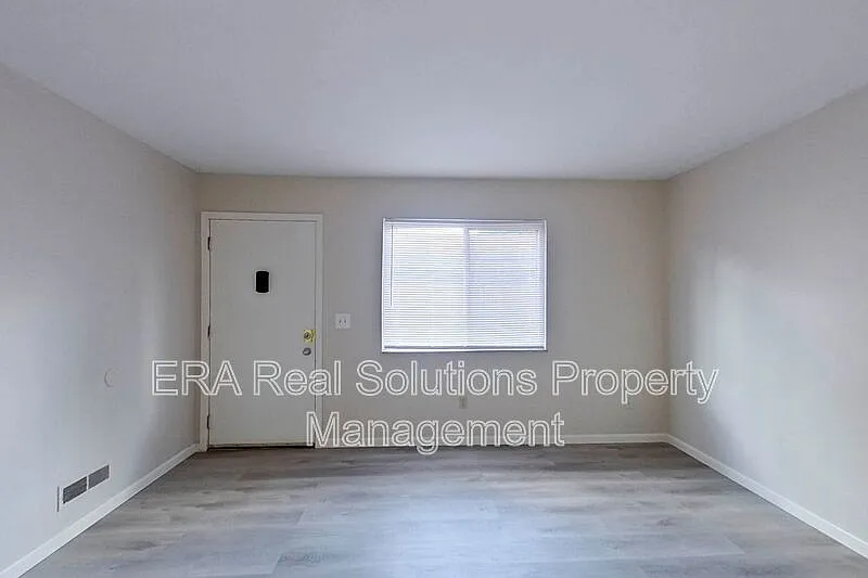 3 bed, 1.0 bath, 884 sqft, $1,100 — Photo 2