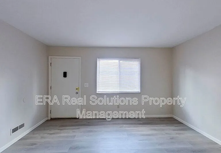 2462 Hiawatha St — Photo 2