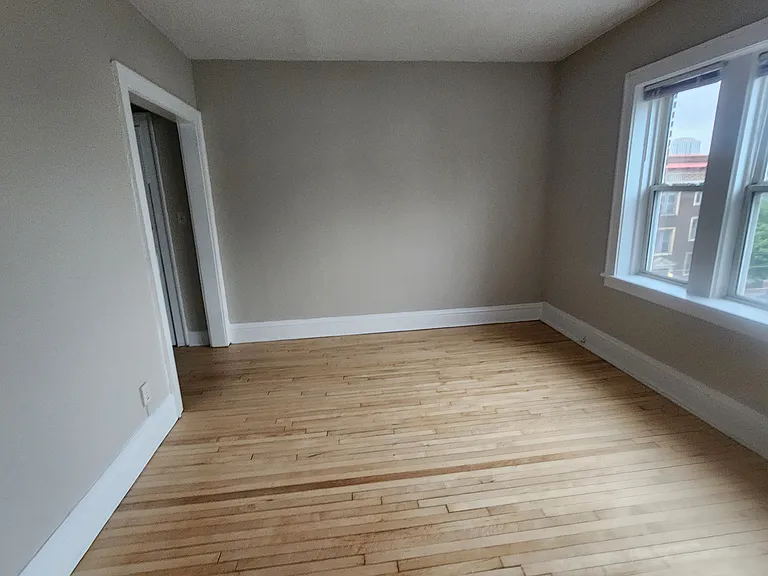 Steven Square Apartments — Photo 10