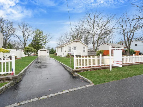 622 Sandra Avenue, West Islip, NY 11795