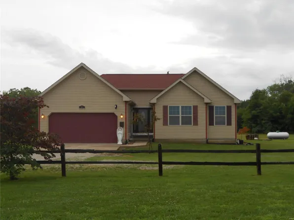 101 Laurel Ave, Royal Lakes, IL 62685