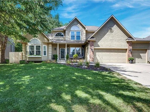 202 Shoreline Dr, Louisburg, KS 66053