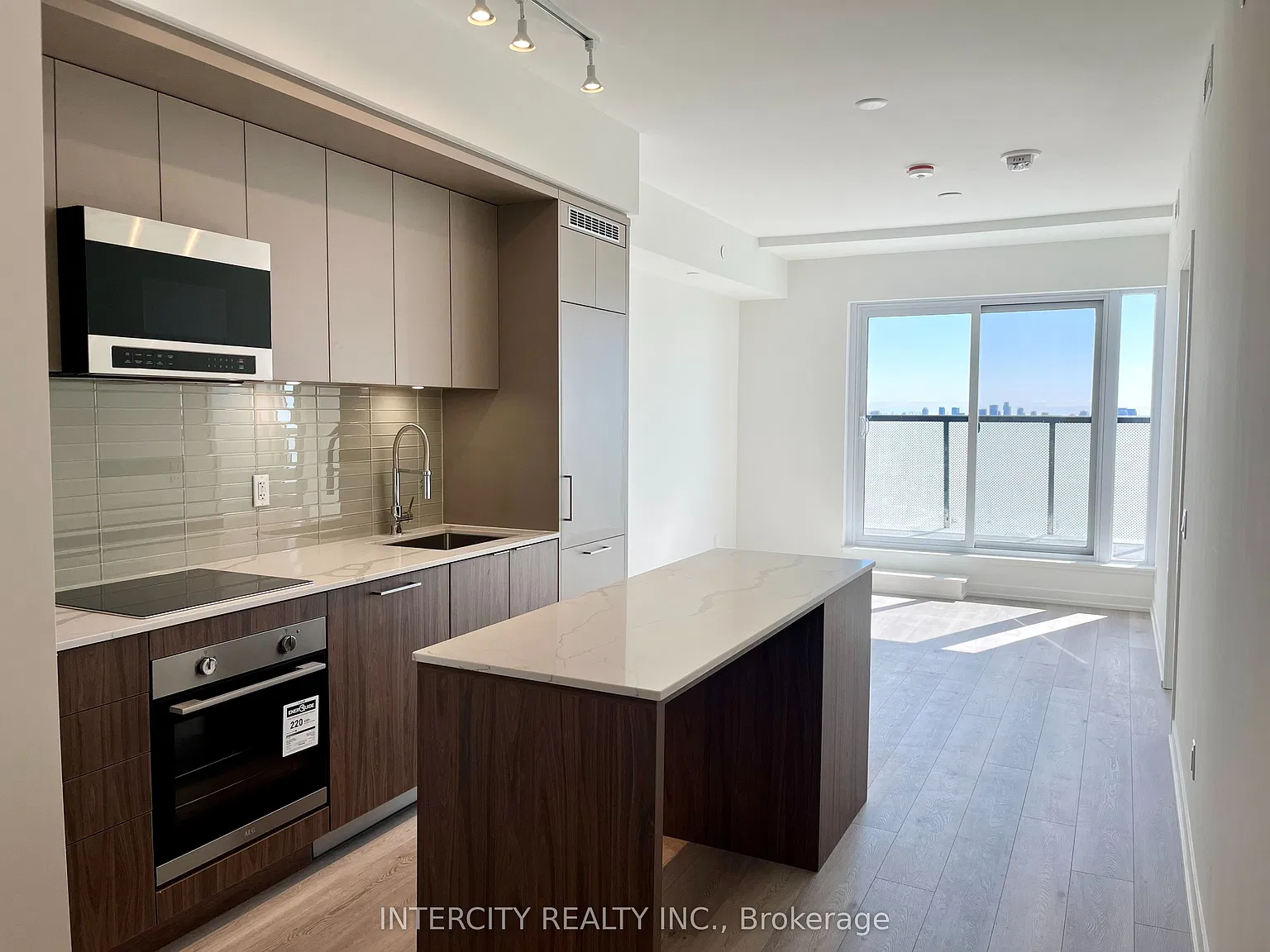 863 Saint Clair Ave W — Photo 3
