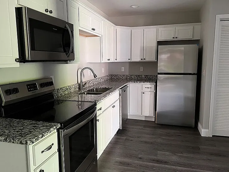 904 Campbell St — Photo 2
