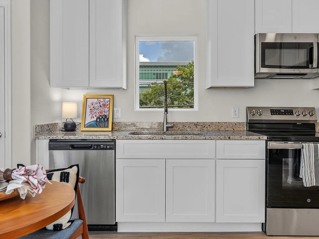 2 bed, 1012 sqft, $1,650 — Photo 3