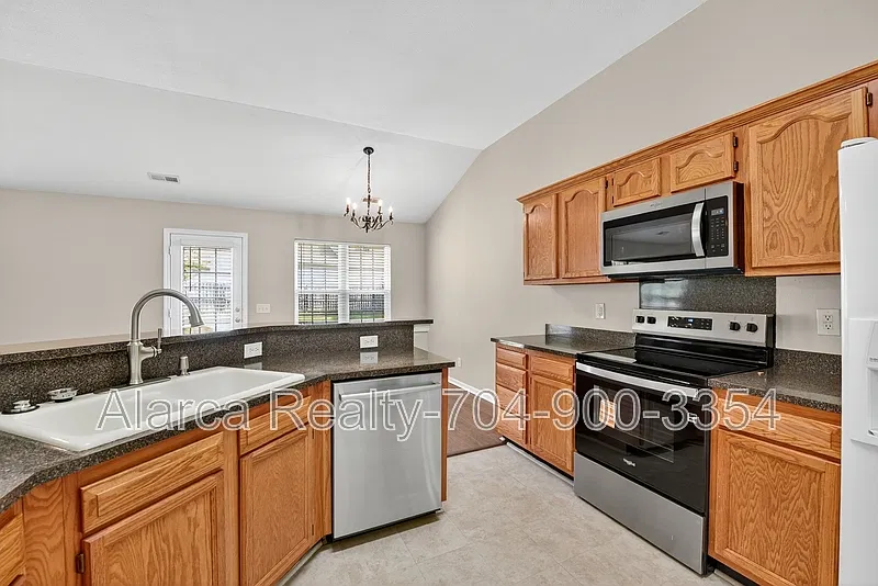 3 bed, 1600 sqft, $2,300 — Photo 3