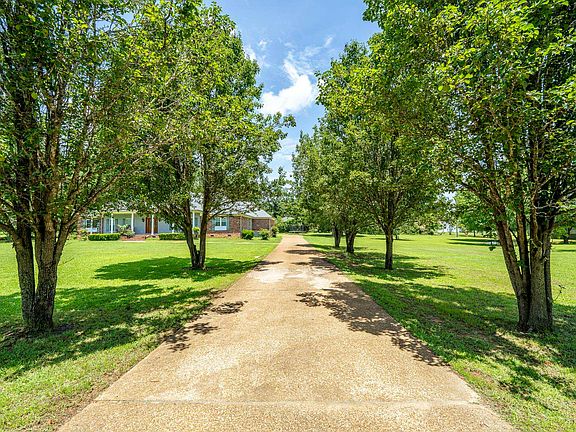 5th image of 809 Twelve Oaks Dr