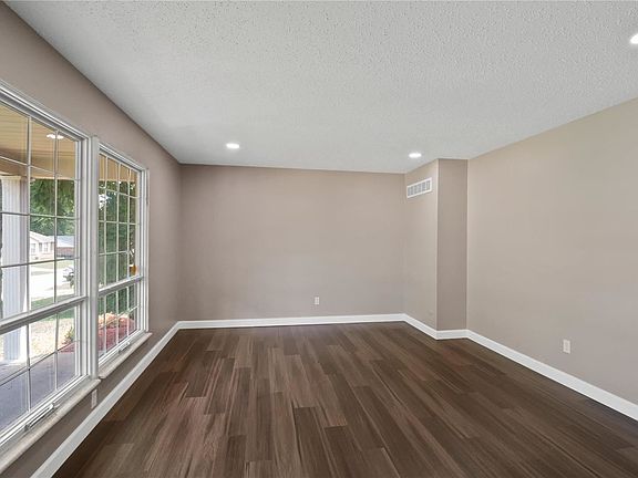3rd image of 2370 Outlook Dr