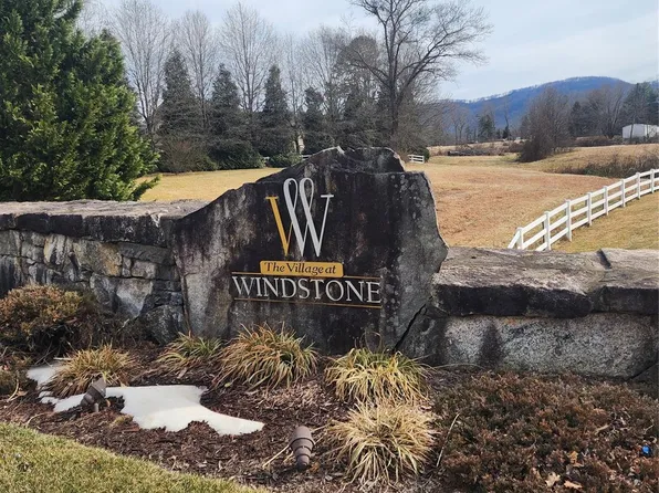 62 River Bend Ln, Fletcher, NC 28732