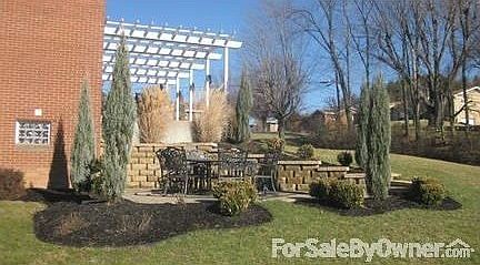 Patio area behind house : Great place to have a glass of wine and watch the kids play...very seclude