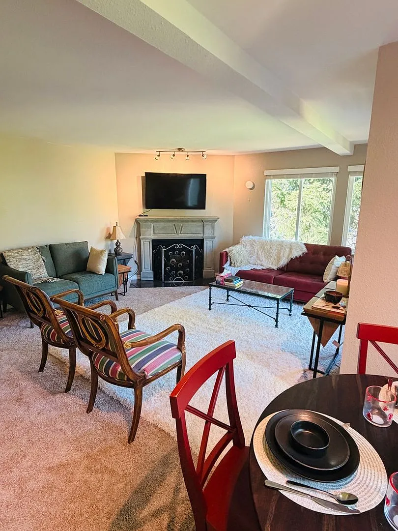 Charming 2BR Condo in Bothell — Photo 2