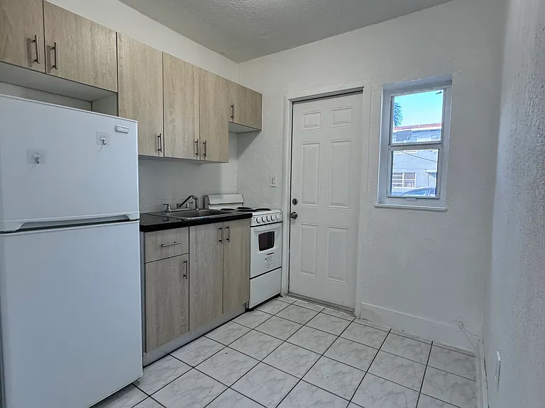 1556 SW 6th St #3 — Photo 6