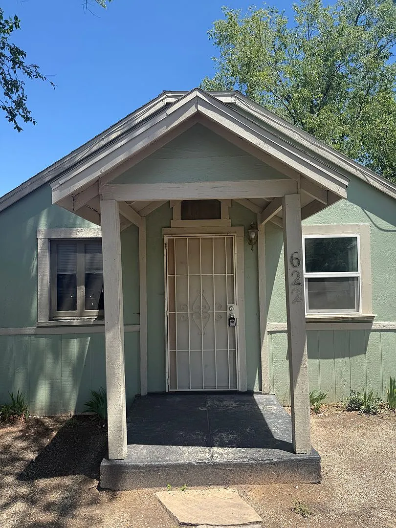 Garden/Western — Photo 1