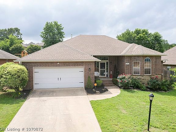 2nd image of 2135 Parkridge Dr