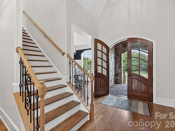 3rd image of 1304 Lookout Cir