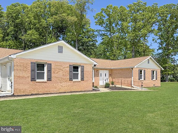 2nd image of 223 Manning Rd E