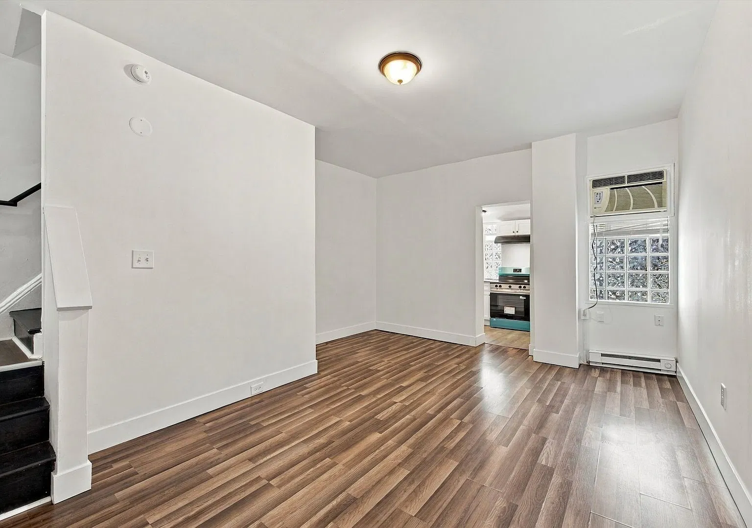 Spacious Two Bedroom, One Bathroom House in Kensington — Photo 3