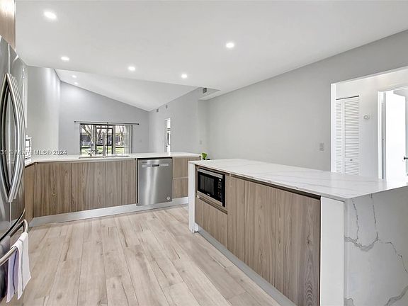 5th image of 459 Lakeview Dr APT 4