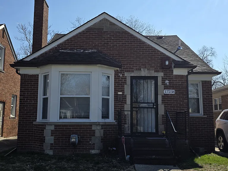 17238 Shaftsbury Ave — Photo 2