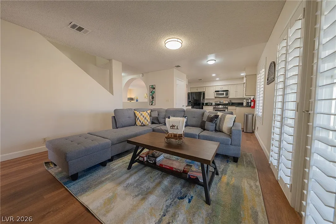 5 bed, 3.0 bath, 2340 sqft, $3,850 — Photo 1