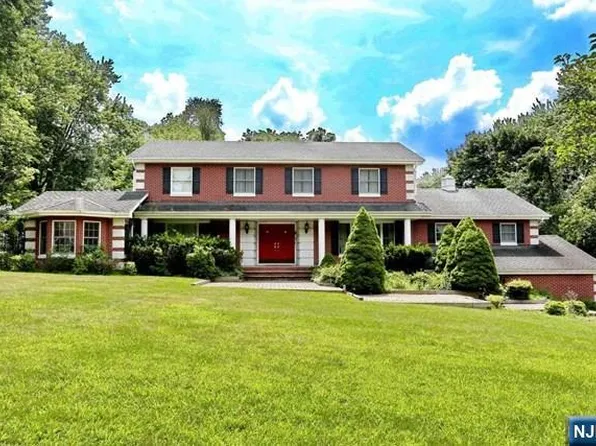 14 Ranch Rd, Upper Saddle River, NJ 07458