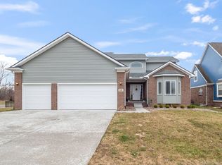 620 Cherry Blossom Ln, Fenton, MI 48430