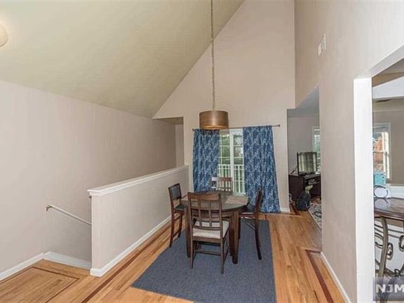 4th image of 142 Cambridge Ct #C042