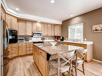 Lots of storage and spcace in kitchen