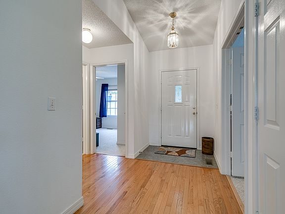 3rd image of 8 Dunvegan Cir