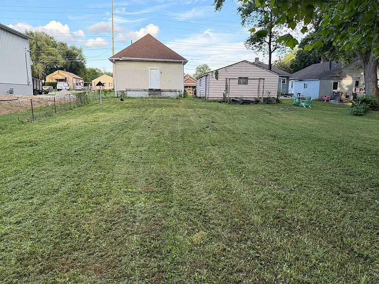 250 S Sherman Dr — Photo 23