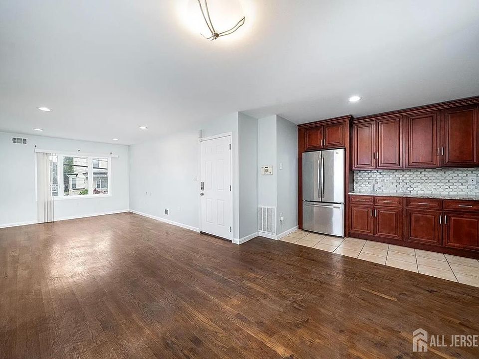 1st image of 22 Linden Ave