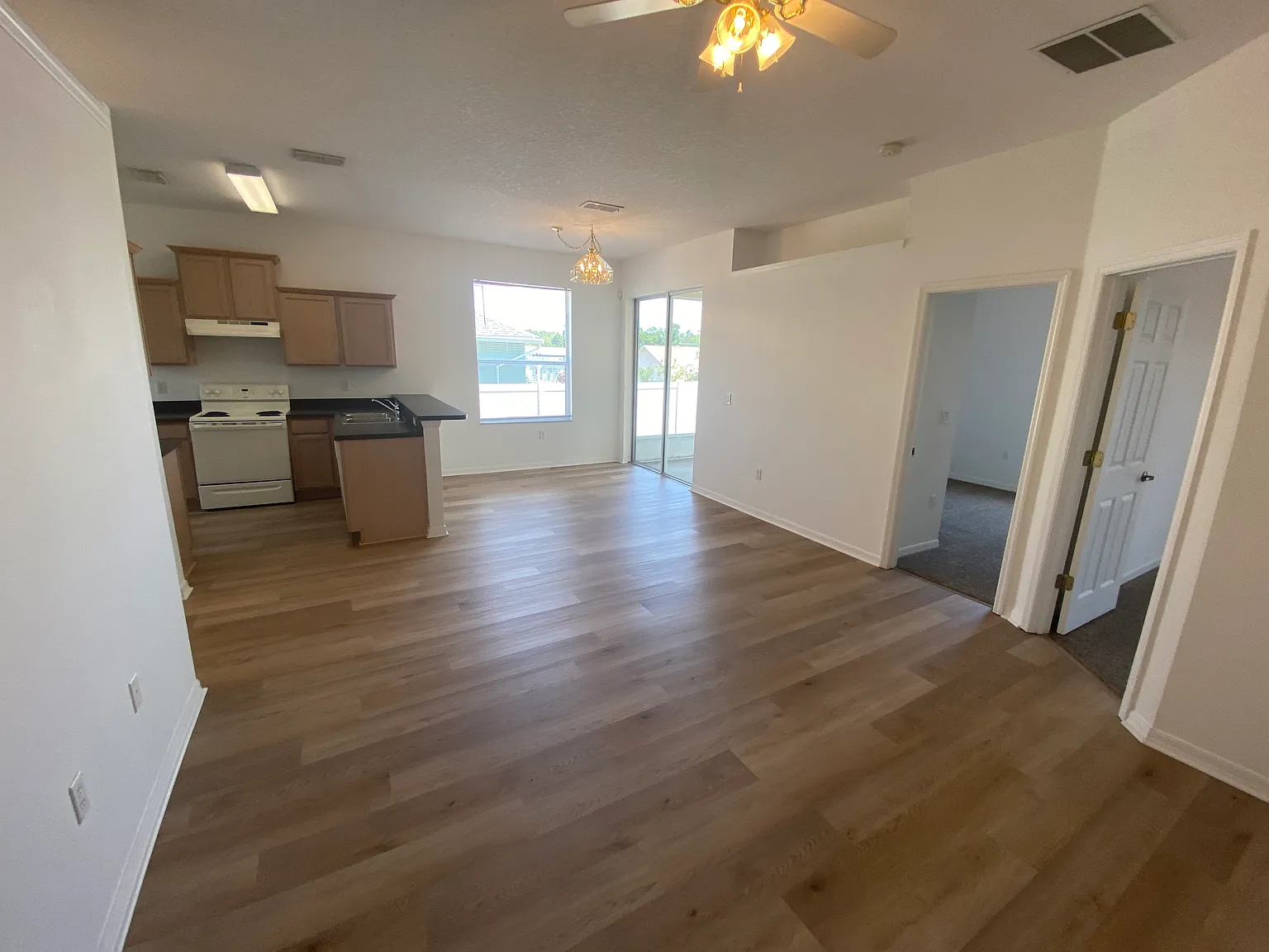 4 Bedroom 2 Bath Single Family Home Down Town Eustis — Photo 2