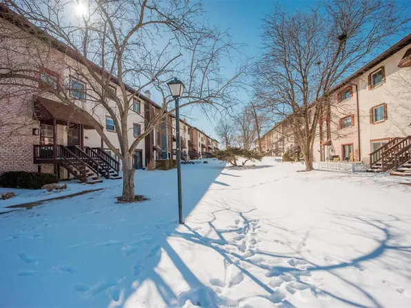 307 Carmel Woods Dr, Ballwin, MO 63021