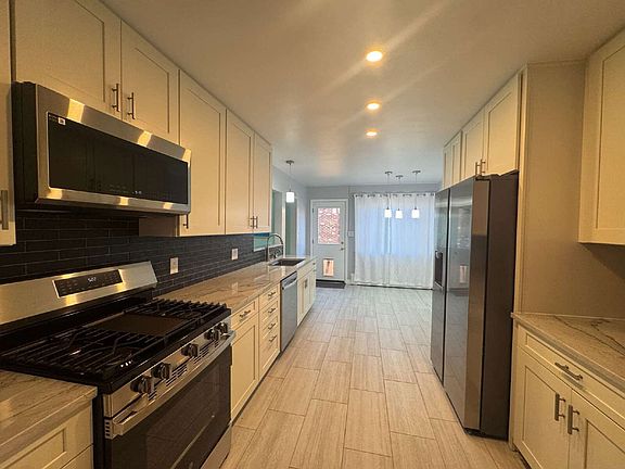 3rd image of 2025 Lee St