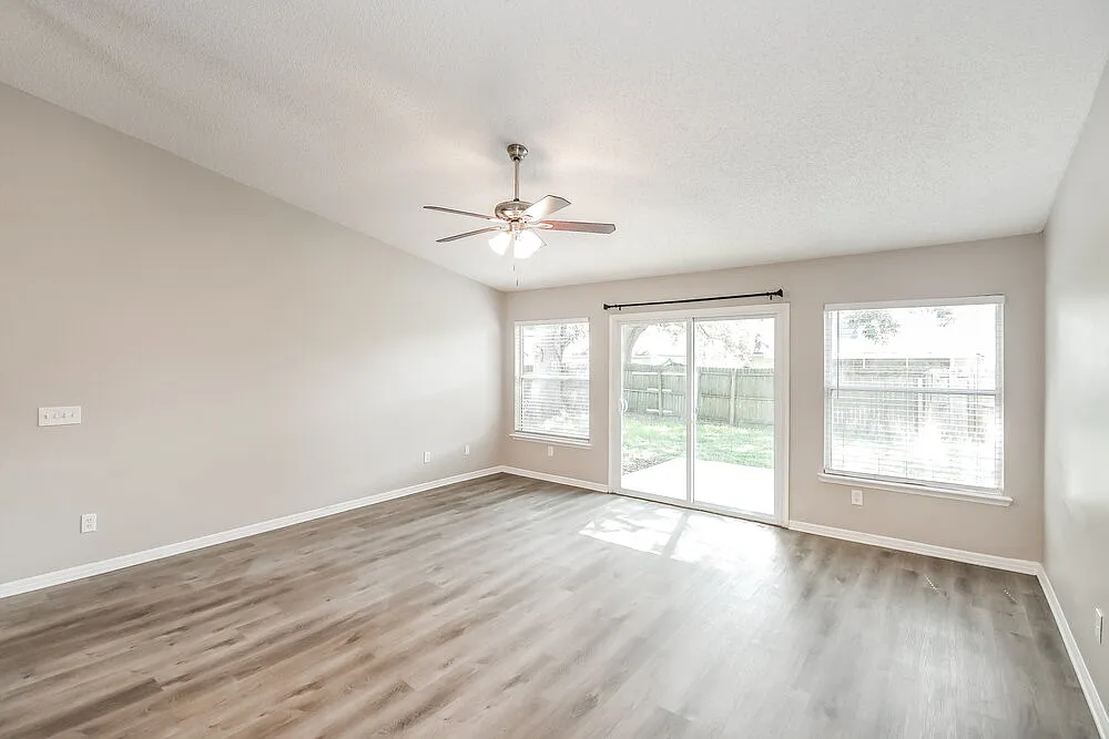 4 bed, 2.0 bath, 2110 sqft, $2,150 — Photo 4