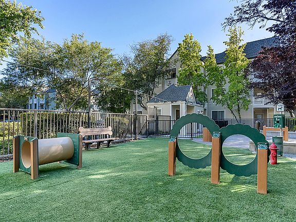 3rd image of 1331 Lakeshore Cir #5-1686